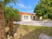 Maison de plain-pied avec 4 chambres, piscine, garage et jar 17