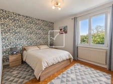 Maison de plain-pied avec 4 chambres, piscine, garage et jar 9
