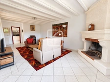 Maison de plain-pied avec 4 chambres, piscine, garage et jar 3