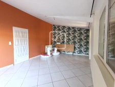 Maison de caractère  d'environ 169 m2 avec piscine, située d 6