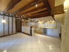 Maison de caractère  d'environ 169 m2 avec piscine, située d 4