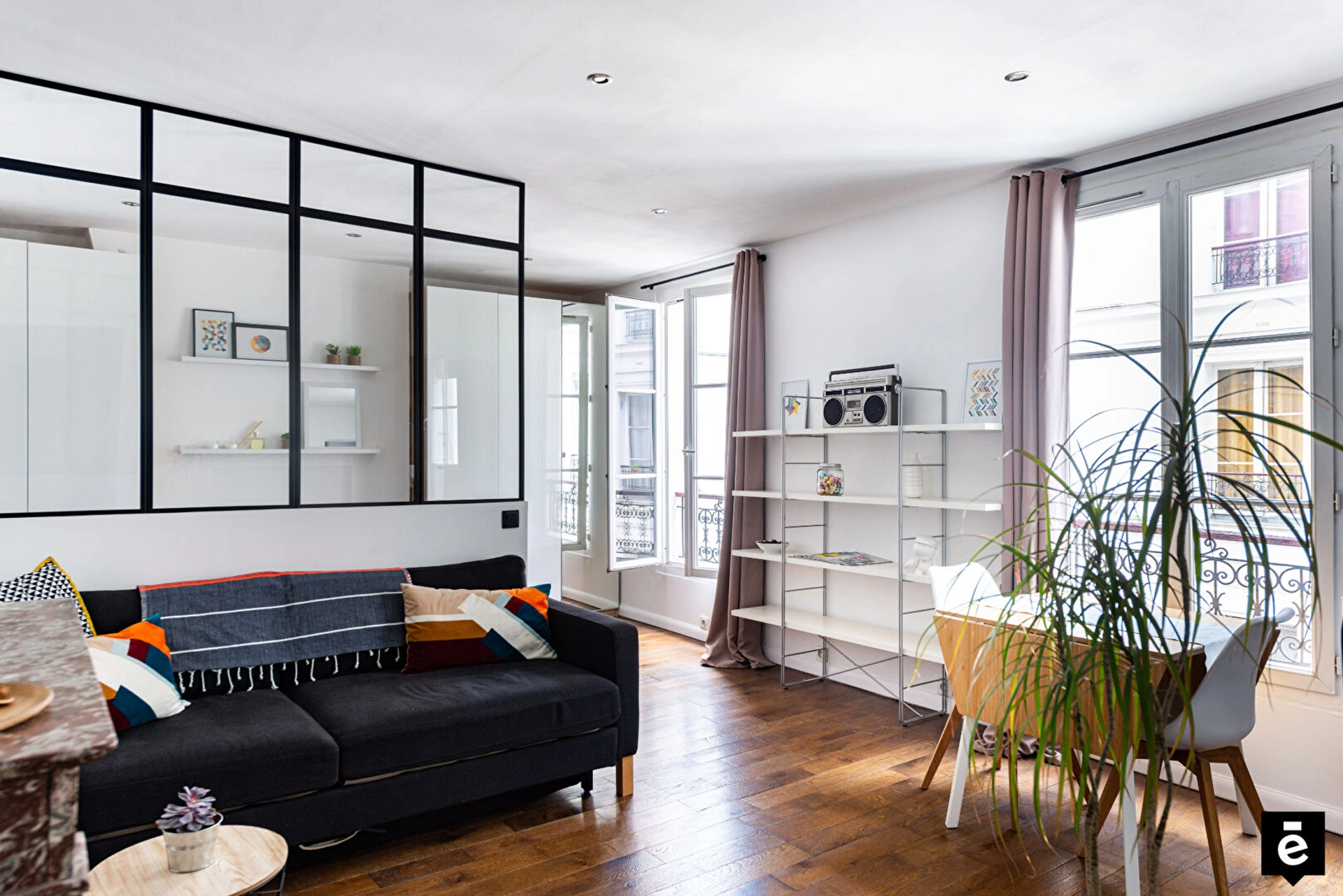 Grand studio avec coin chambre 1
