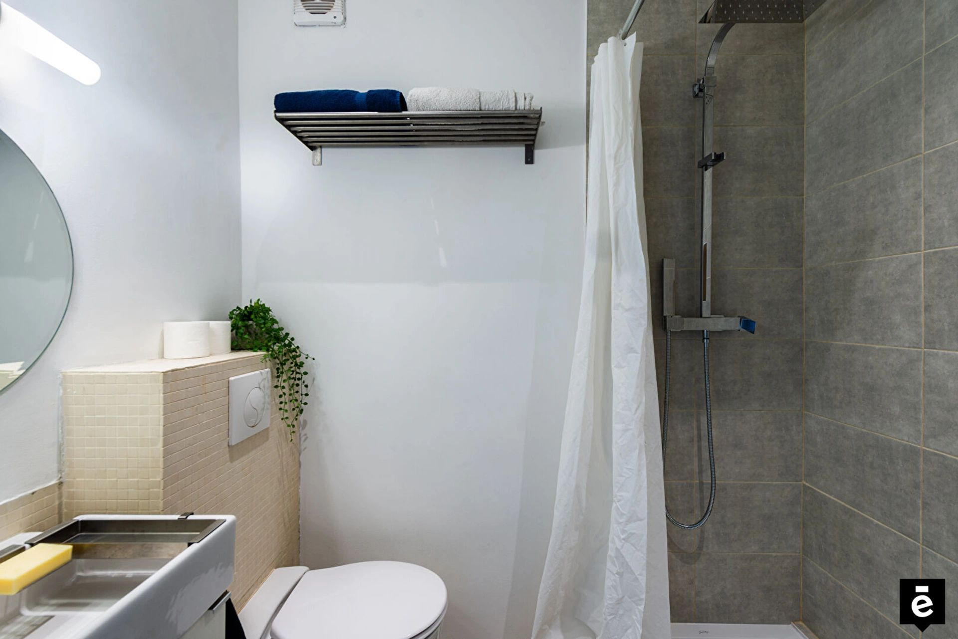 Grand studio avec coin chambre 8