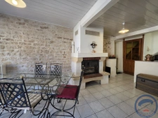 Maison de village en pierres blanches avec garage 