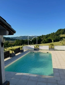 JOLIE MAISON AVEC PISCINE VUE DEGAGEE 8
