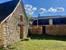 Maison & dépendances en pierre à rénover  10