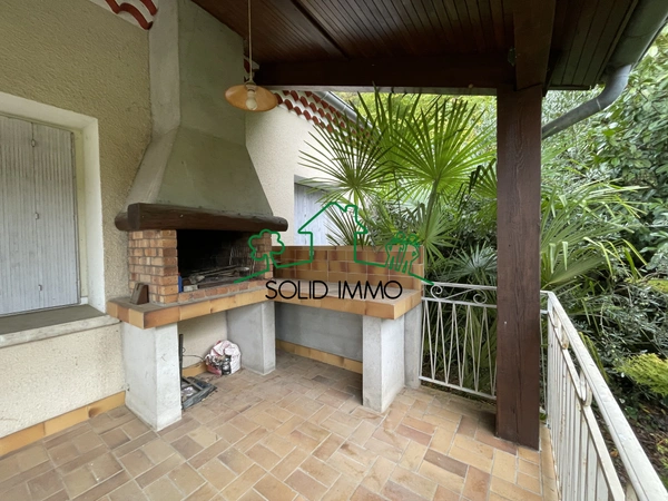 Maison spacieuse avec jardin, piscine et vue sur village méd
