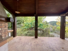 Maison spacieuse avec jardin, piscine et vue sur village méd