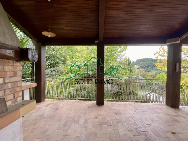 Maison spacieuse avec jardin, piscine et vue sur village méd