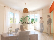 Maison spacieuse avec jardin, piscine et vue sur village méd