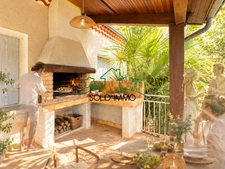 Maison spacieuse avec jardin, piscine et vue sur village méd