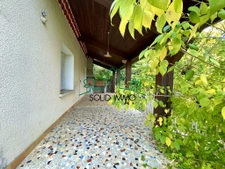 Maison spacieuse avec jardin, piscine et vue sur village méd