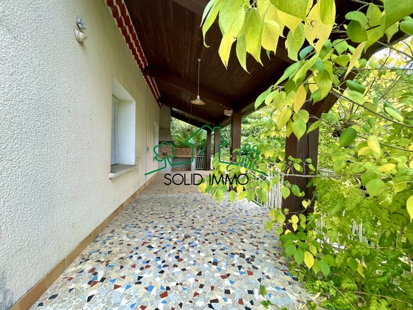 Maison spacieuse avec jardin, piscine et vue sur village méd