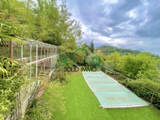 Maison spacieuse avec jardin, piscine et vue sur village méd