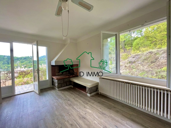 Maison spacieuse avec jardin, piscine et vue sur village méd
