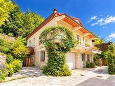Maison spacieuse avec jardin, piscine et vue sur village méd
