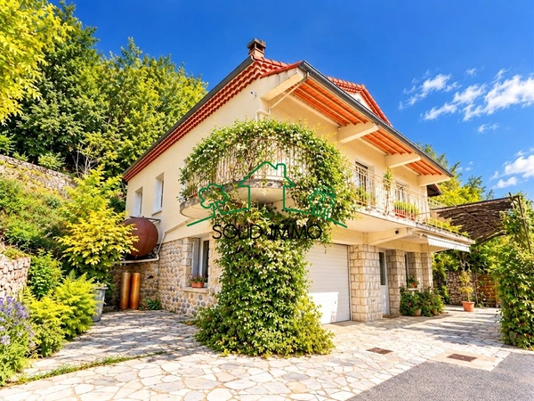 Maison spacieuse avec jardin, piscine et vue sur village méd