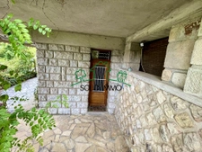 Maison spacieuse avec jardin, piscine et vue sur village méd