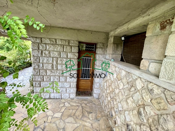Maison spacieuse avec jardin, piscine et vue sur village méd