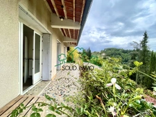 Maison spacieuse avec jardin, piscine et vue sur village méd