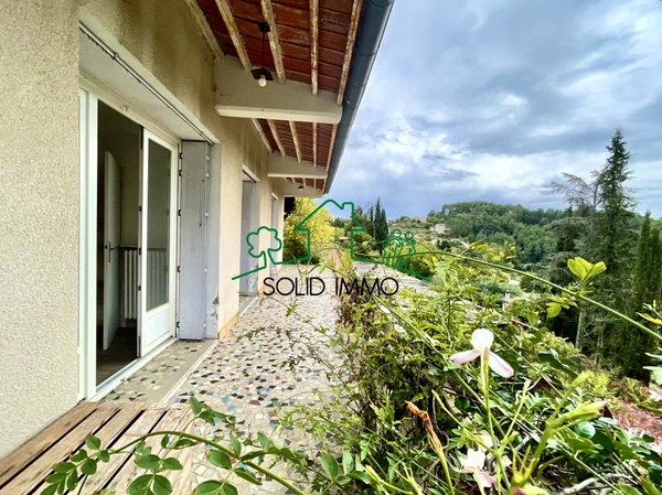 Maison spacieuse avec jardin, piscine et vue sur village méd