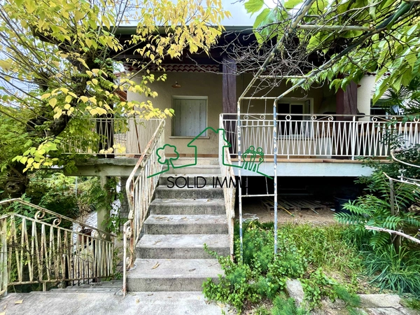 Maison spacieuse avec jardin, piscine et vue sur village méd