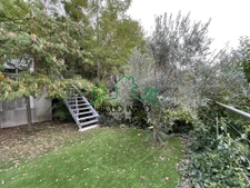 Maison spacieuse avec jardin, piscine et vue sur village méd