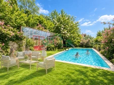 Maison spacieuse avec jardin, piscine et vue sur village méd