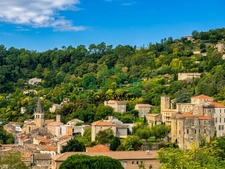 Maison spacieuse avec jardin, piscine et vue sur village méd