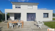 Maison d'architecte proche du centre ville de Saint Yvi et 1...