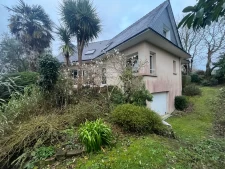 Maison de famille située à quimper avec sous sol et garage