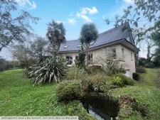 Maison de famille située à quimper avec sous sol et garage