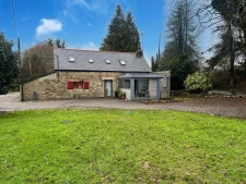 Longère avec hangar située à Leuhan proche bourg