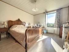 Maison en pisé, 4 chambres, entièrement rénovée avec combles aménageables.