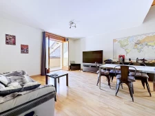 Voiron centre, duplex avec balcon sud à l'arrière de la rue...