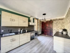 Esprit loft pour cet appartement avec jardin