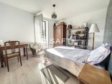 Maison en pisé, 4 chambres, entièrement rénovée avec combles aménageables.