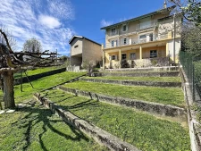 Vue dominante sur la vallée, maison individuelle avec terras...