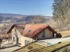 Villa avec piscine, sur grand terrain