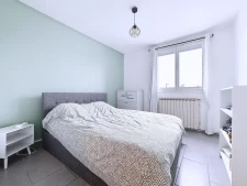 Appartement traversant avec balcon et stationnement privatif...