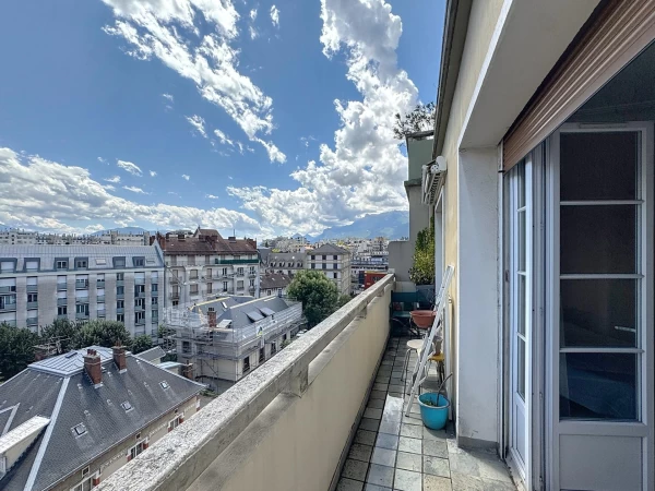 Rue de Turenne, grand T3 avec balcon, ascenseur, vue dégagée...