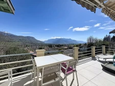 Vue dominante sur la vallée, maison individuelle avec terras...