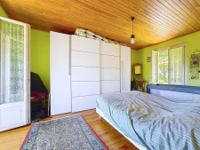 Vue dominante sur la vallée, maison individuelle avec terras...