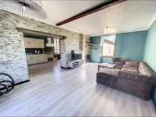 Esprit loft pour cet appartement avec jardin