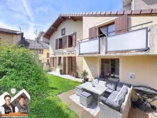 Maison de village au calme, plein centre bourg, avec jardin...