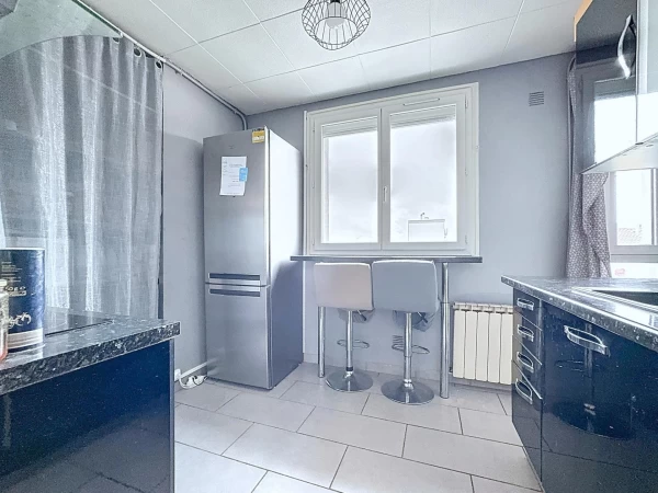 Appartement traversant avec balcon et stationnement privatif...