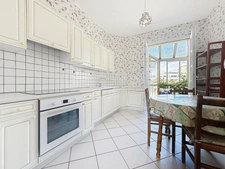 Rue de Turenne, grand T3 avec balcon, ascenseur, vue dégagée...