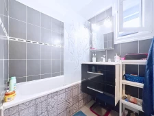 Appartement traversant avec balcon et stationnement privatif...