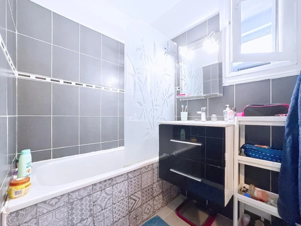 Appartement traversant avec balcon et stationnement privatif...