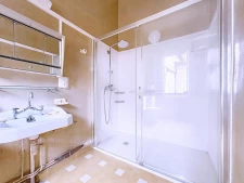 Maison en pierre avec garages, en plein cœur de Saint-Lauren...